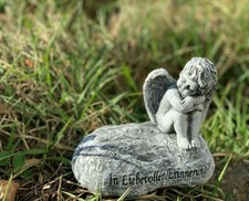 Frostfeste Steinfigur Engel auf Stein In liebevoller Erinnerung Steinguss