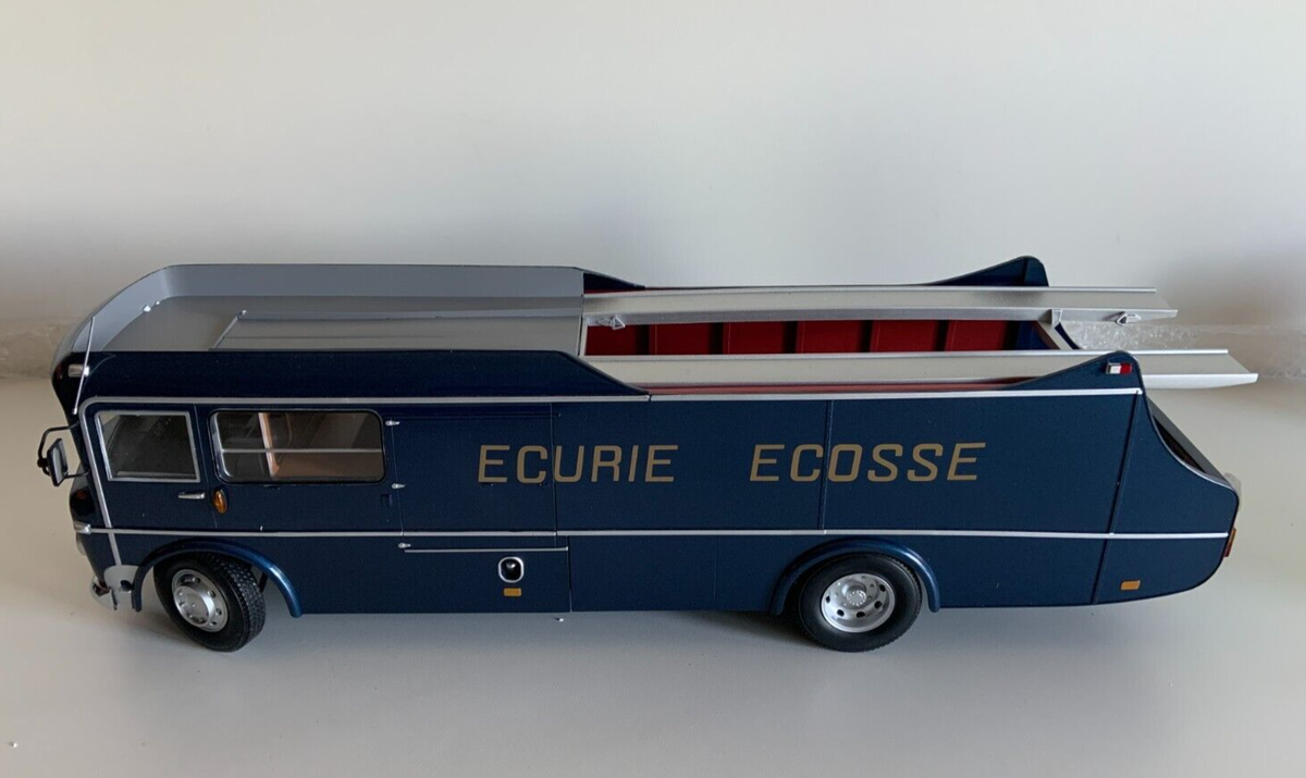 Transportador de tres autos CMR 1:18 Commer TS3 Ecurie Transportador de tres autos CMR 1:18 Commer TS3 Ecurie