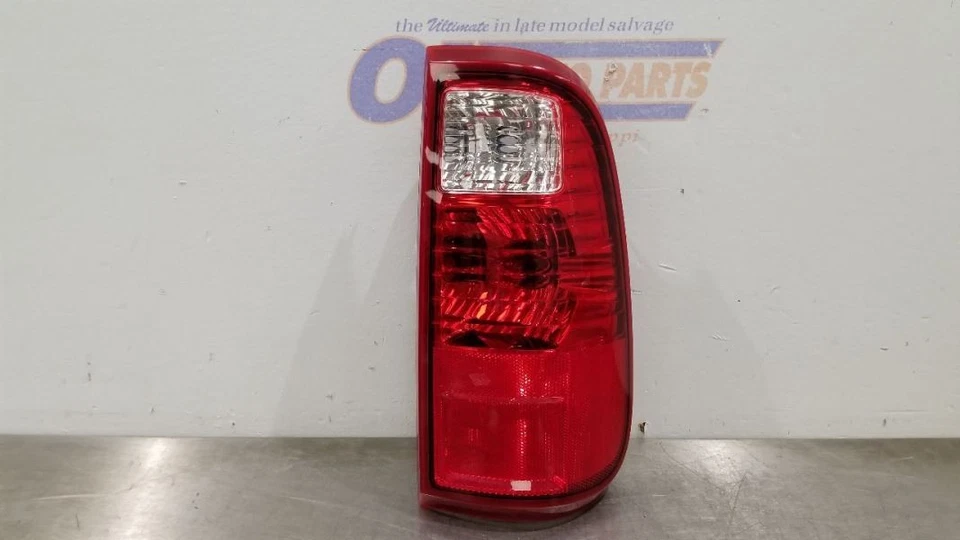 16 FORD F350 SUPER DUTY LUZ TRASERA LUZ TRASERA PASAJERO DERECHO Foto 2 de 4