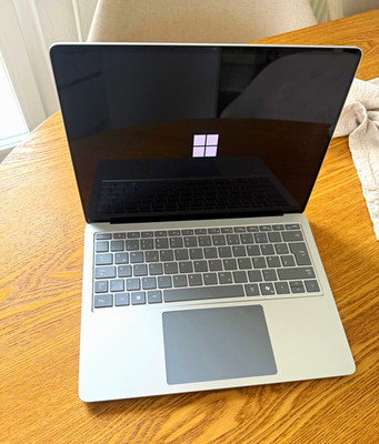 Microsoft Surface Laptop 13,8'' Silber Snapdragon X Plus 512GB SSD Windows 11