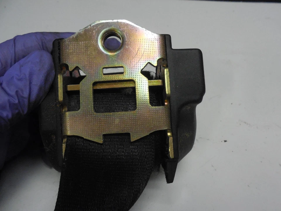 Hebilla cinturón seguridad delantero izquierdo 2018602585 84-93 mercedes-benz w201 190d 190e Foto 3 de 4