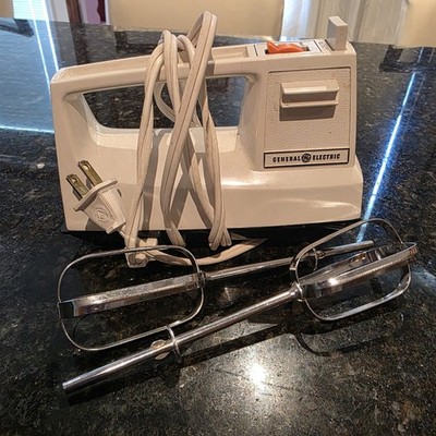 VTG GE General Electric Hand Mixer 3 Speed  w/ 2 Beaters With Box TESTED/WORKS
