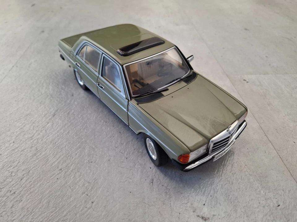 Mercedes-Benz 240D, Limousine, grün, W123, 1:18, Revell - Bild 2 von 4