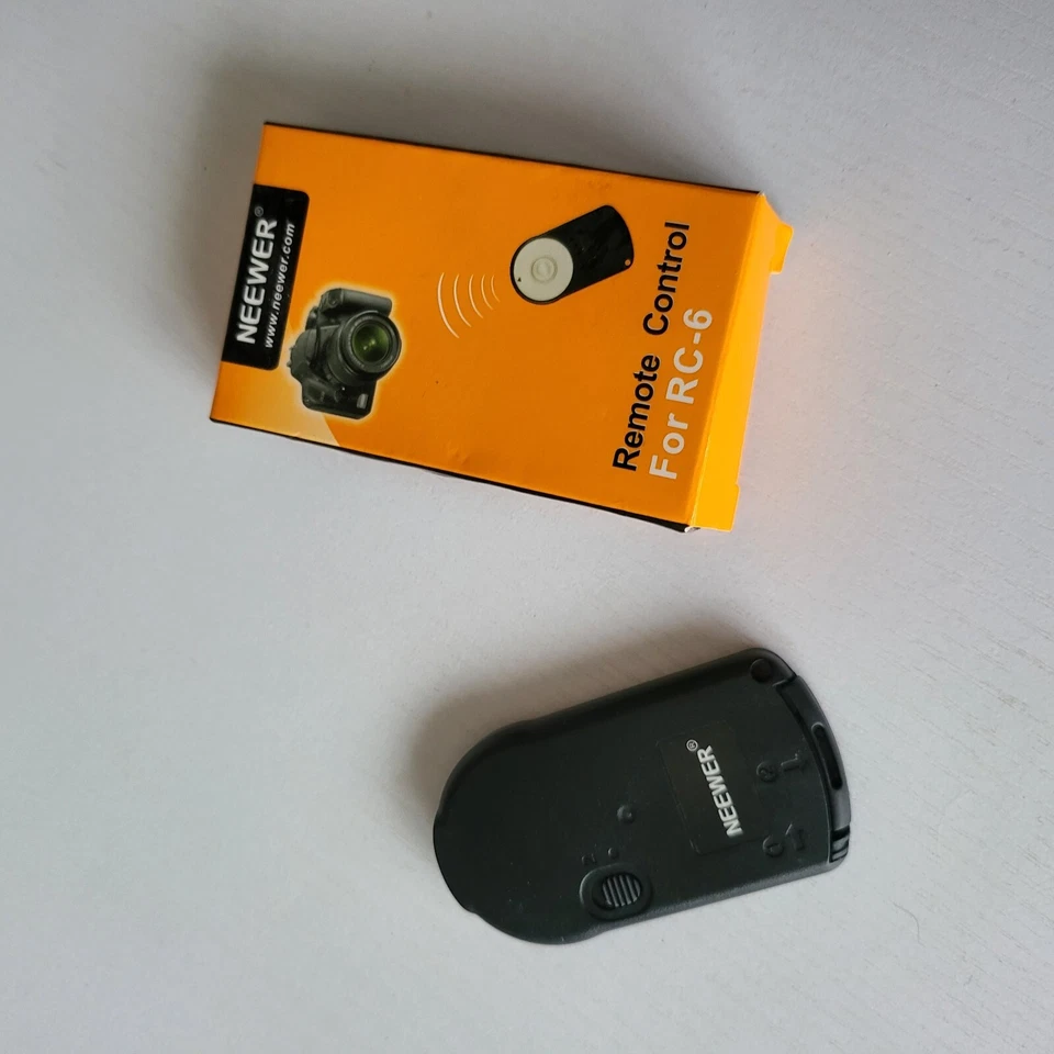 NEEWER Wireless Camera IR Remote Shutter Release Control + 2 batteries included - Image 2 of 2