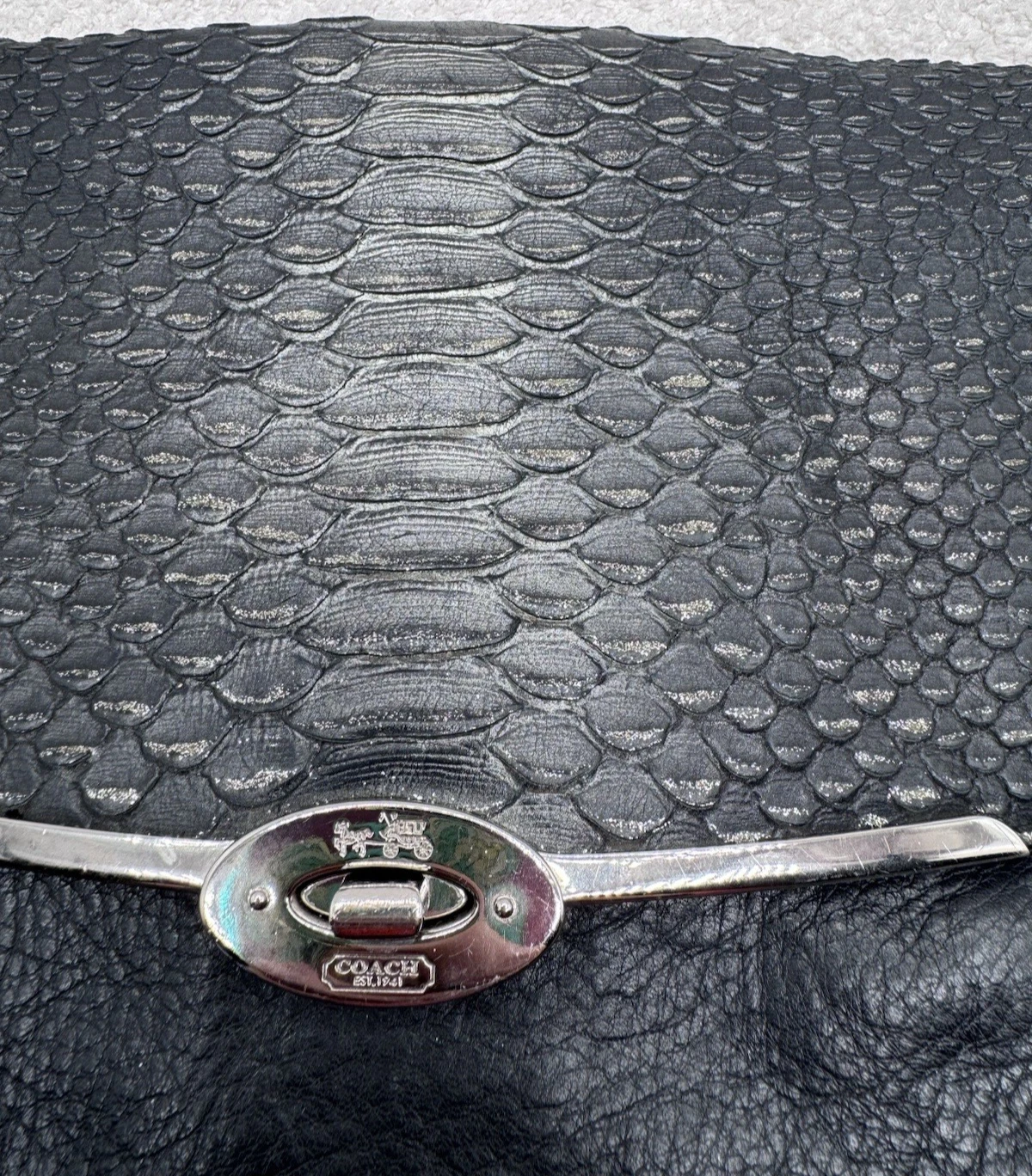 COACH MADISON PATTA SPALLA NERA CON GLITTER PITONE ARGENTO F26337