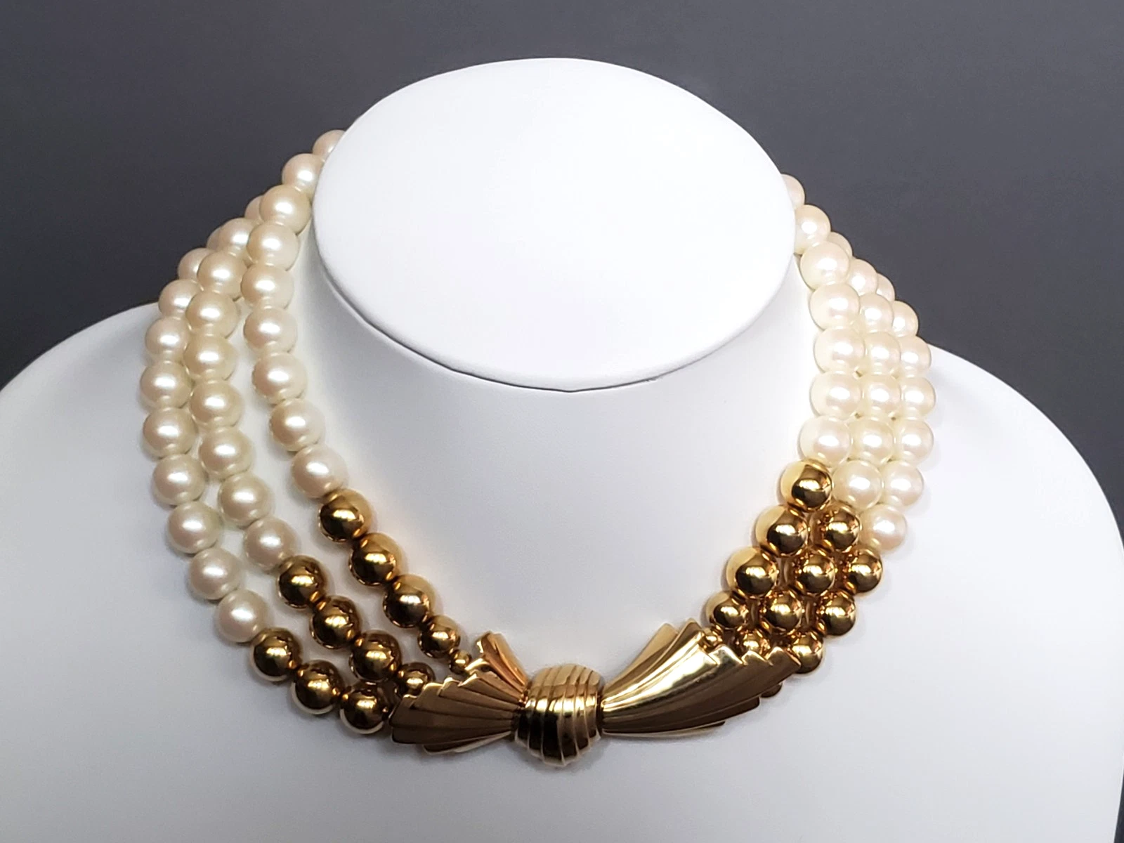 Collana girocollo vintage firmata Givenchy tripla finta perla tono oro 15"