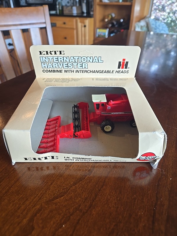 ERTL International Harvester Combine With Interchangeable Heads - 1/80 Scale