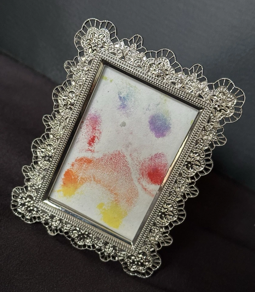 Marco de fotos de encaje plateado de 4" de alto x 3" de ancho Cynthia Rowley Fairycore Foto 3 de 4