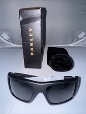 Oakley OO9253. Det CordMen's Sunglasses