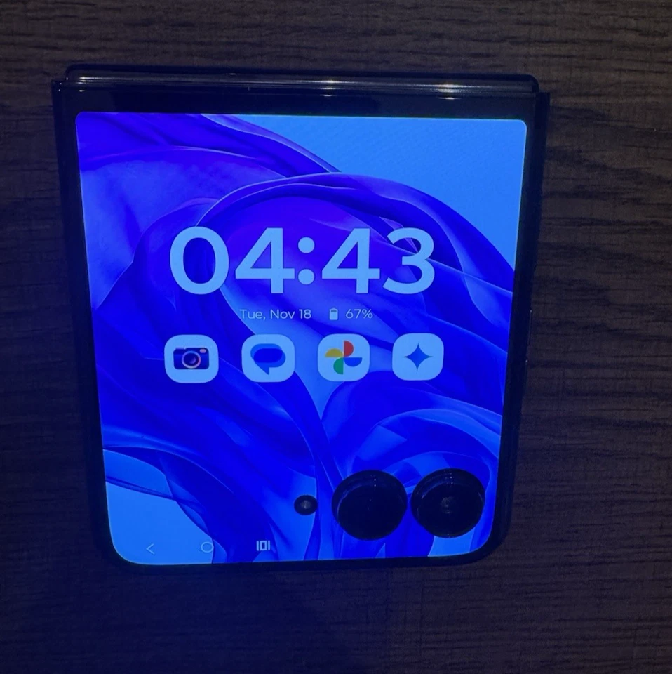 Motorola RAZR Plus 5G 2024 XT2451-2 256GB Black (AT&T) Unlocked open Box - Image 3 of 4