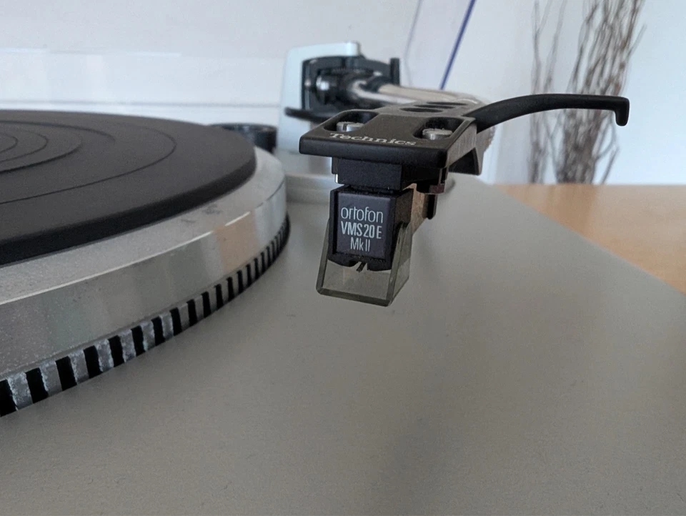 Technics SL-Q3 Direct Drive Turntable Ortofon VMS20E MK2 - Image 4 of 4