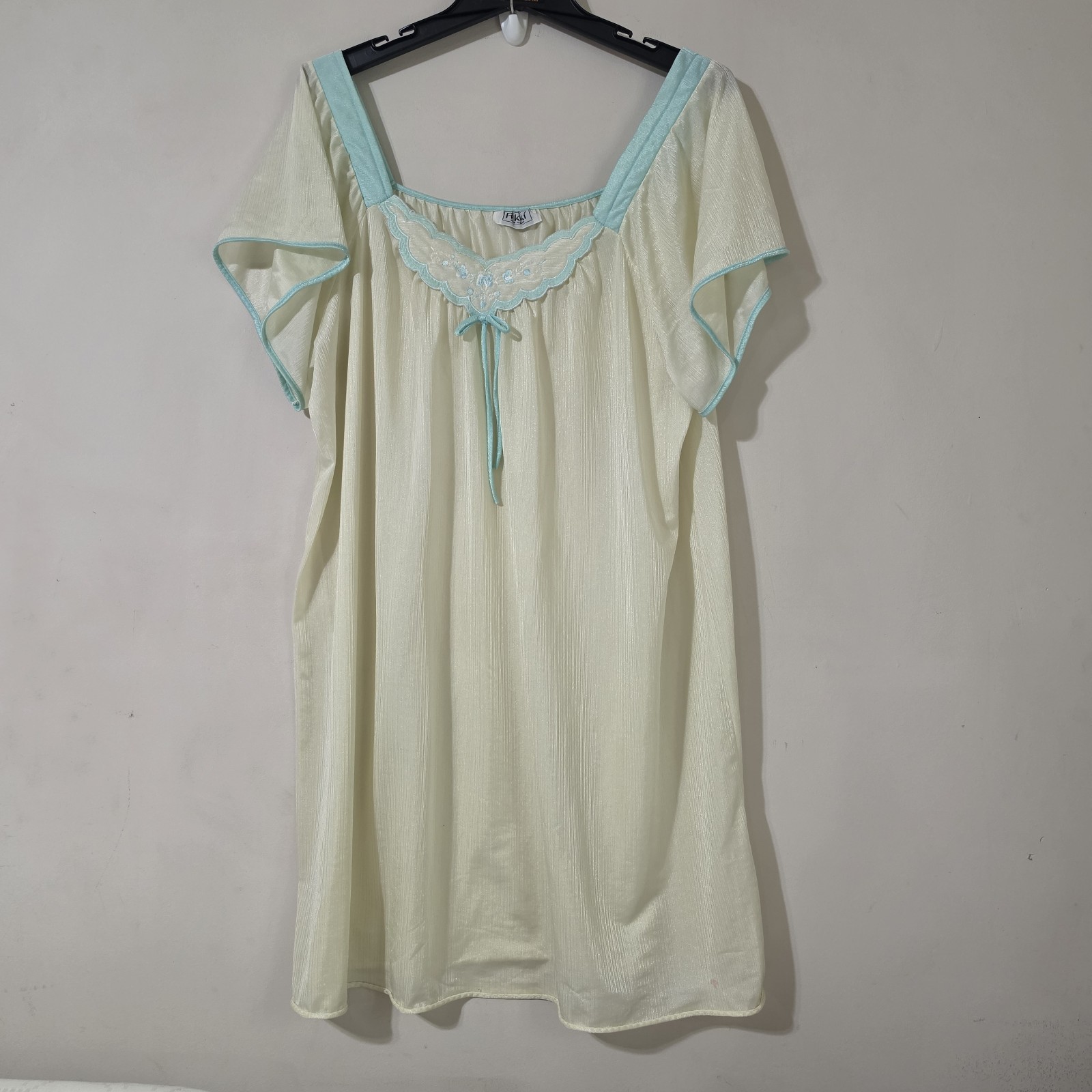 Rikki New York Women's Size 26W Light Yellow Nightgown Embroidered Trim Lace