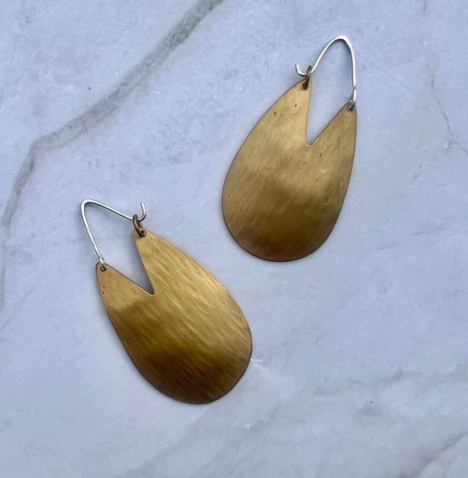 Pendientes Anthropologie Escudo Redondos Latón - Alambre de Ley | Gallo Foto 2 de 2