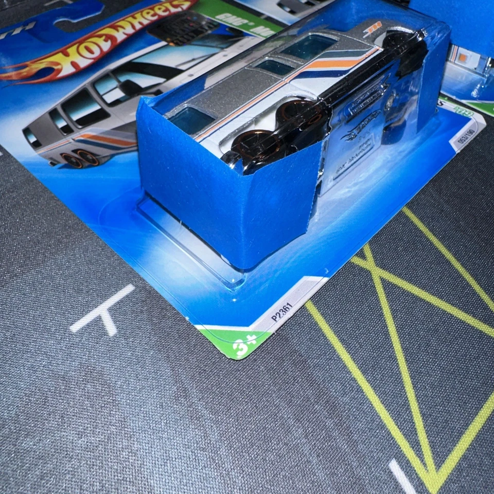 Autocaravana Hot Wheels GMC Super Treasure Hunt 2009 y la principal a la súper. Foto 4 de 4