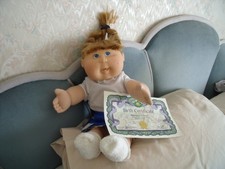 BLAUE AUGEN & GRÜBCHEN UNGEWÖHNLICH AUSSEHEN PLAYALONG 18" KOHL PATCH PUPPE & GEBURTSURKUNDE