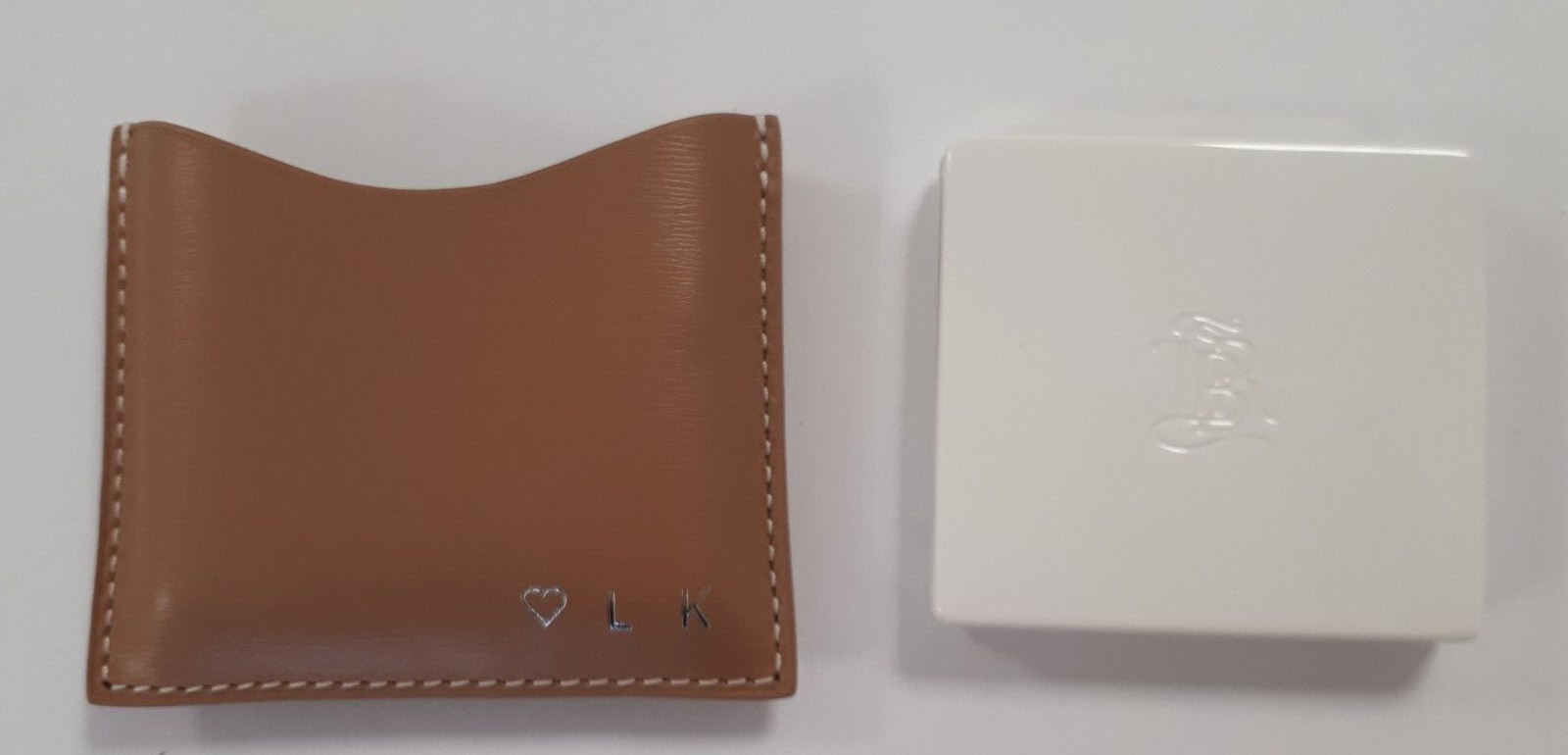 Poudrier en cuir Camel LK La Bouche Rouge, un rituel beauté engagé
