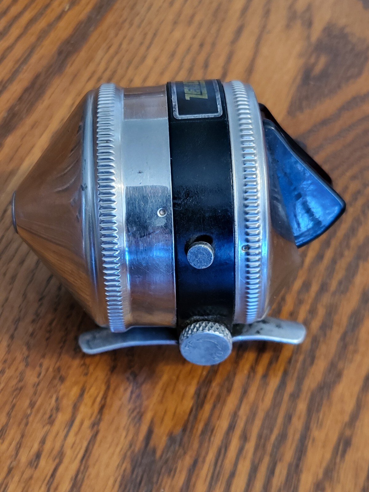 VINTAGE ZEBCO 33 GOLD LABEL SPINCAST FISHING REEL METAL FOOT EVERYTHING WORKS
