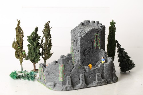 Todavía H0 Ruinas de Castillo con 3 Figuras y Árboles aprox 14x18 / 13 cm de Alto (354126) | Condition: Gebraucht