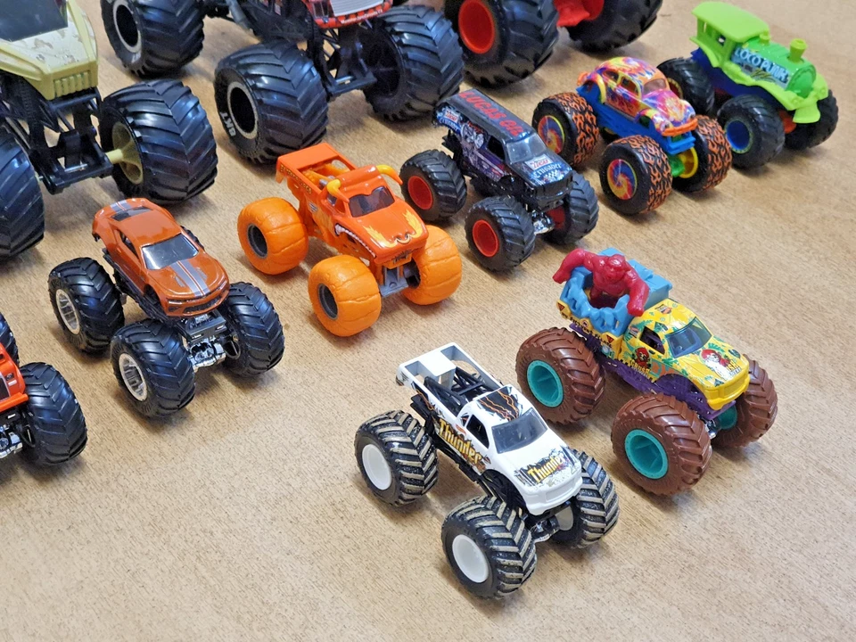 Hot Wheels Monster Jam Bundle 13 Trucks - 1:24 & 1:64 Scale - Mixed Lot Diecast - Image 3 of 4