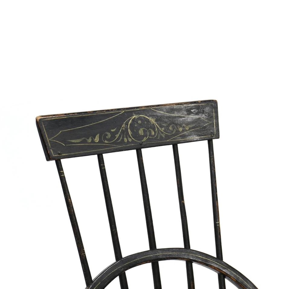 Mecedora antigua americana con respaldo de peine Foto 2 de 4