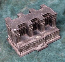 Bureau ancien lourd en métal moulé blanc maquette de GENERAL MOTORS BUILDING DETROIT