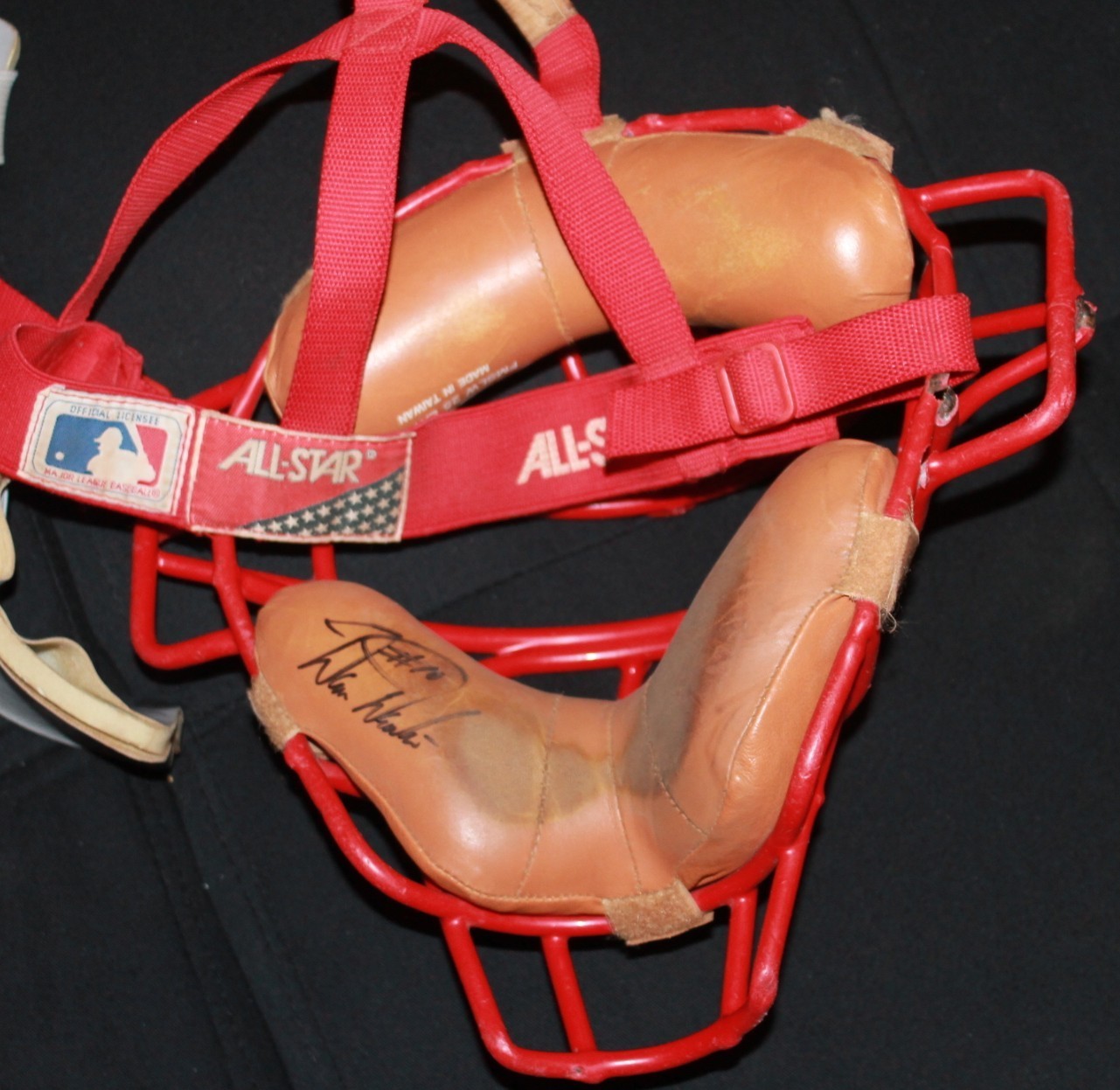 SIGNED GAMEUSED PHILADELPHIA PHILLIES DARREN DAULTON CATCHERS MASK JSA