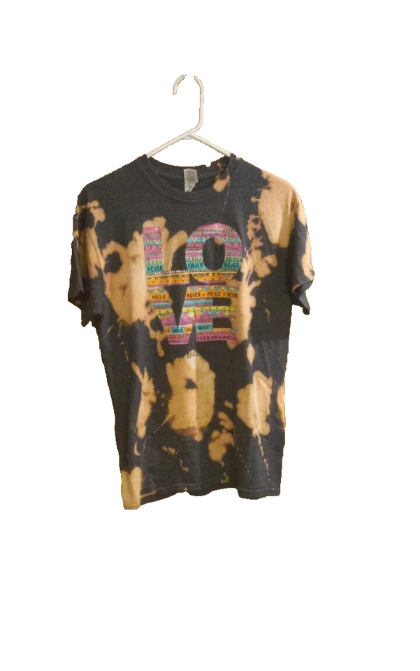 Camiseta Kerusso Mujer Mediana Love Never Fails 1 Corinthians 13:8 Algodón Foto 2 de 3