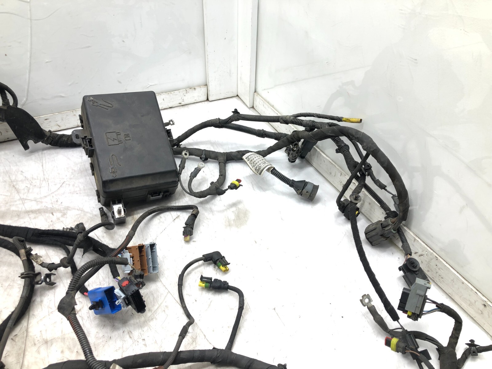 2014-2019 MASERATI GHIBLI 3.0L ENGINE BAY WIRING HARNESS W/ FUSE BOX OEM.