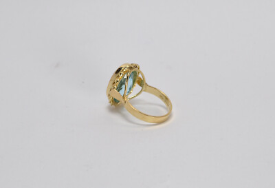 ANELLO Anello in oro giallo con grande topazio azzurro al centro di