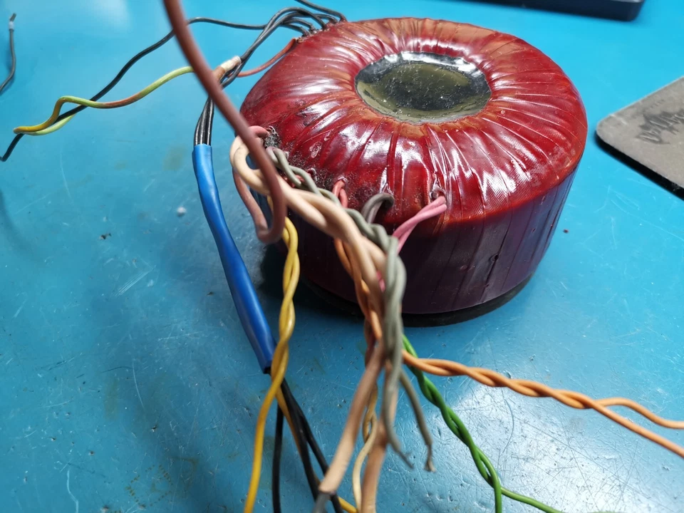 Toroidal Transformer 240v In  27.5v , 19.2v , 8.3v , 22.1v , 18v , 7v - 0 - 7v - Image 2 of 4