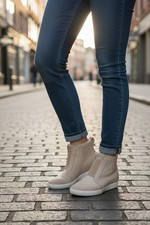 NWOB Women's SOREL Out N About Suede Ankle Boots Size: 6