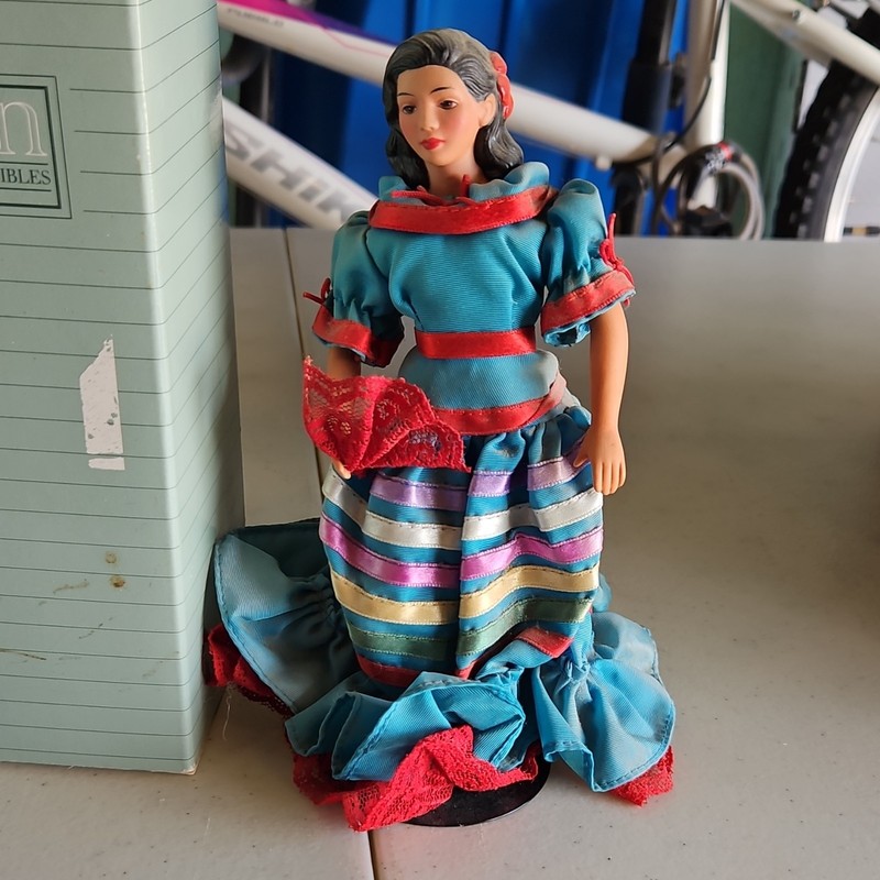 Avon International Porcelain Doll Collection Lupita Mexico Girl Doll 1990 w/ Box