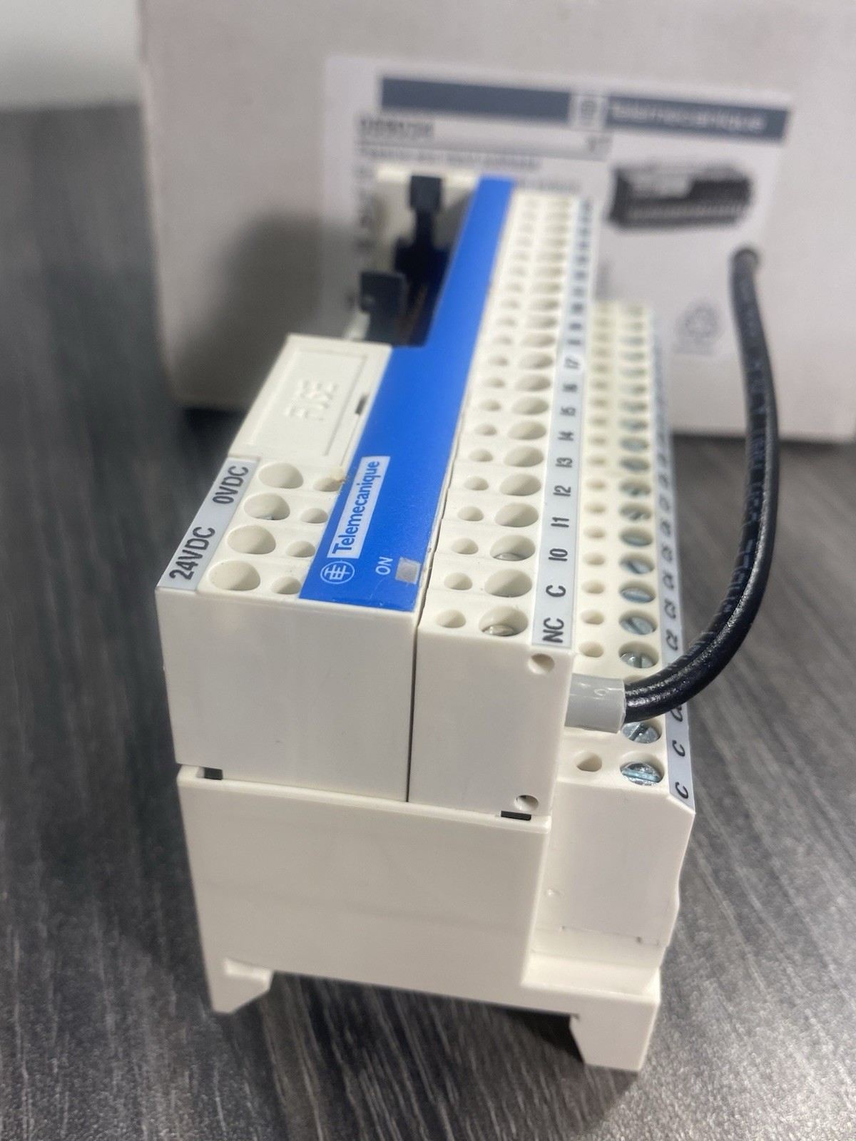 NOS Telemecanique ABE7 E16EPN20 TWIDO Extension 16-Input Sub-Base 20-Pin 24VDC