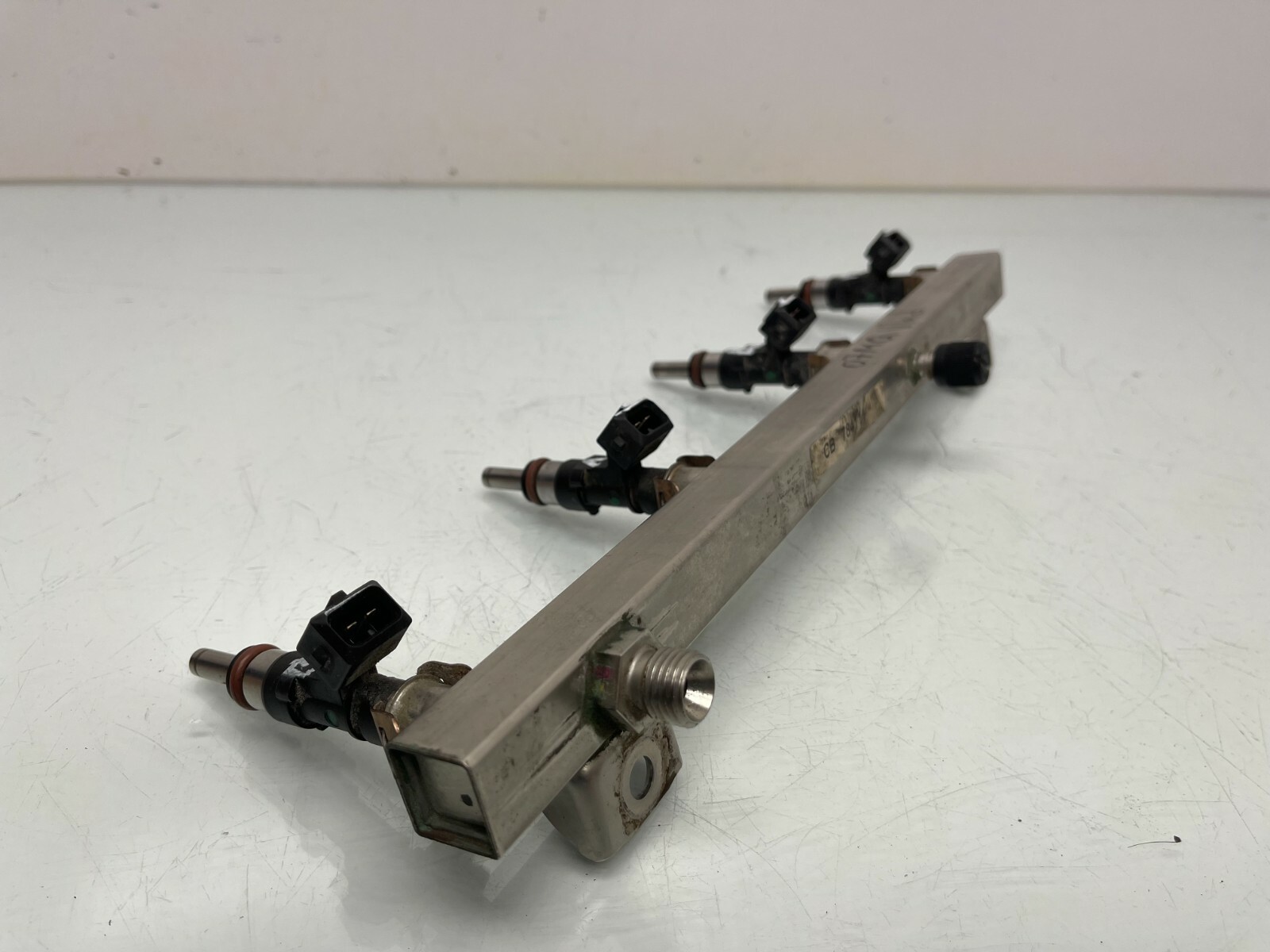 2007 Maserati Quattroporte 4.2L engine RIGHT FUEL INJECTOR RAIL W/ INJECTORS OEM
