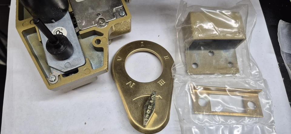 Simplex 9040000-04-41 Keyless Lock Deadbolt Push Button, Satin Brass - Image 3 of 4