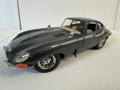  BURAGO Bburago 1:18 1961 JAGUAR E-Type  E TYPE COUPE Green LOOSE 