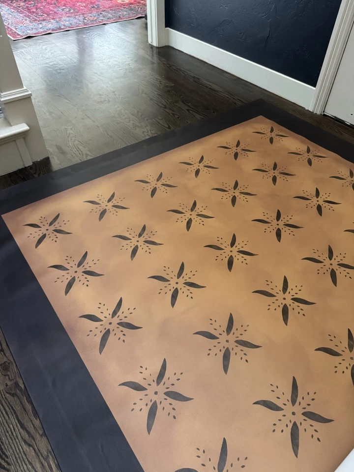 Paño de piso pintado a mano, alfombra de tela limpiable tamaño 4’x6’. So Durable Foto 2 de 4