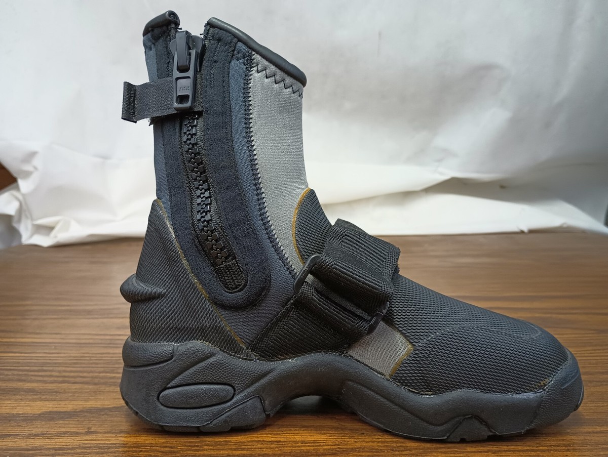 NRS Titanium Wetshoes Boot All-Terrain Traction in Water/on  display picture 3