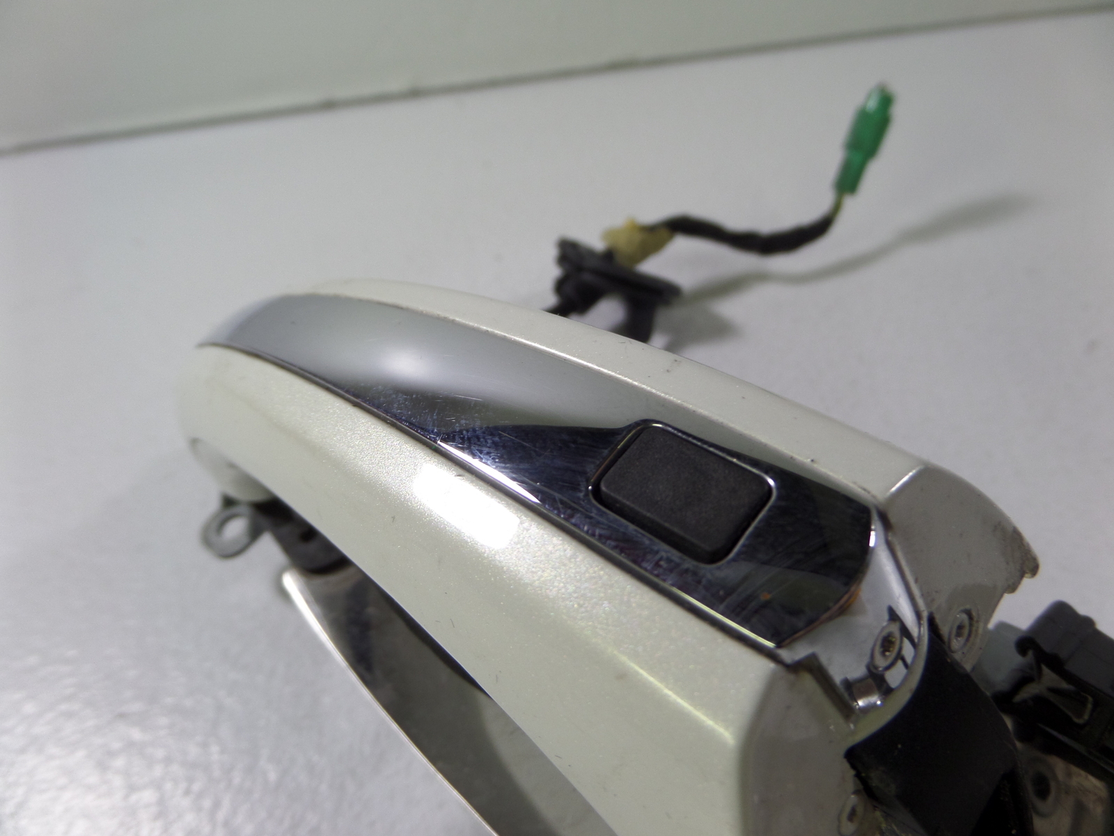 06-13 Bentley Continental Flying Spur Front Right Outer Door Handle Ghost White