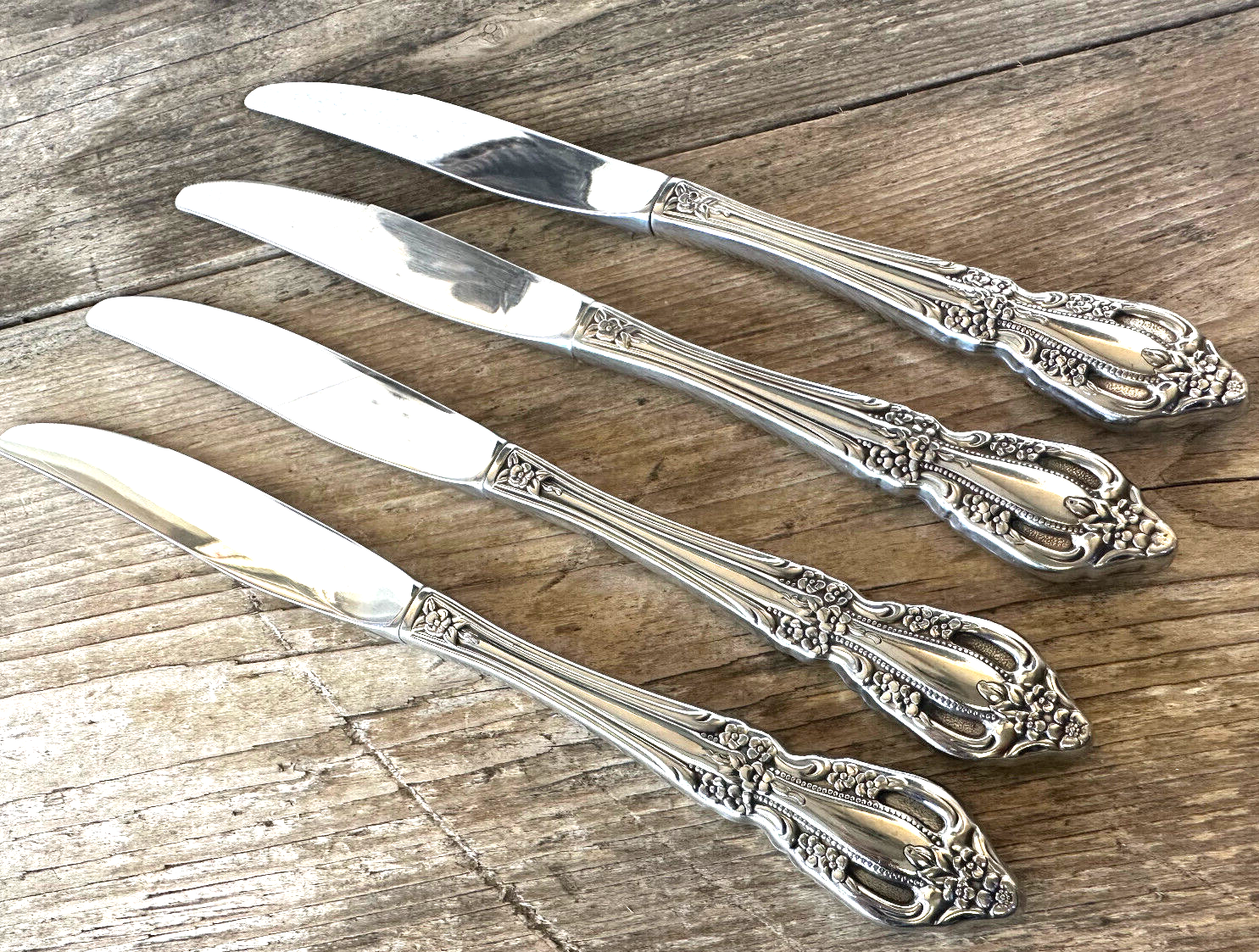 4 Modern Hollow Dinner Knives 9” by Raphael Oneida in Deluxe Glossy Stainless Steel with Elegant Floral Design