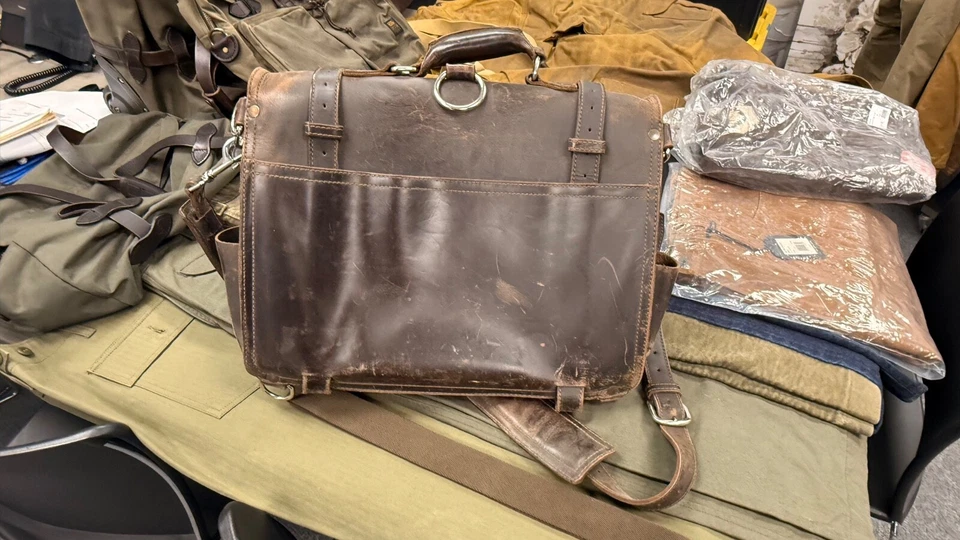 Maletín clásico grande de cuero Saddleback - marrón café oscuro Foto 3 de 4