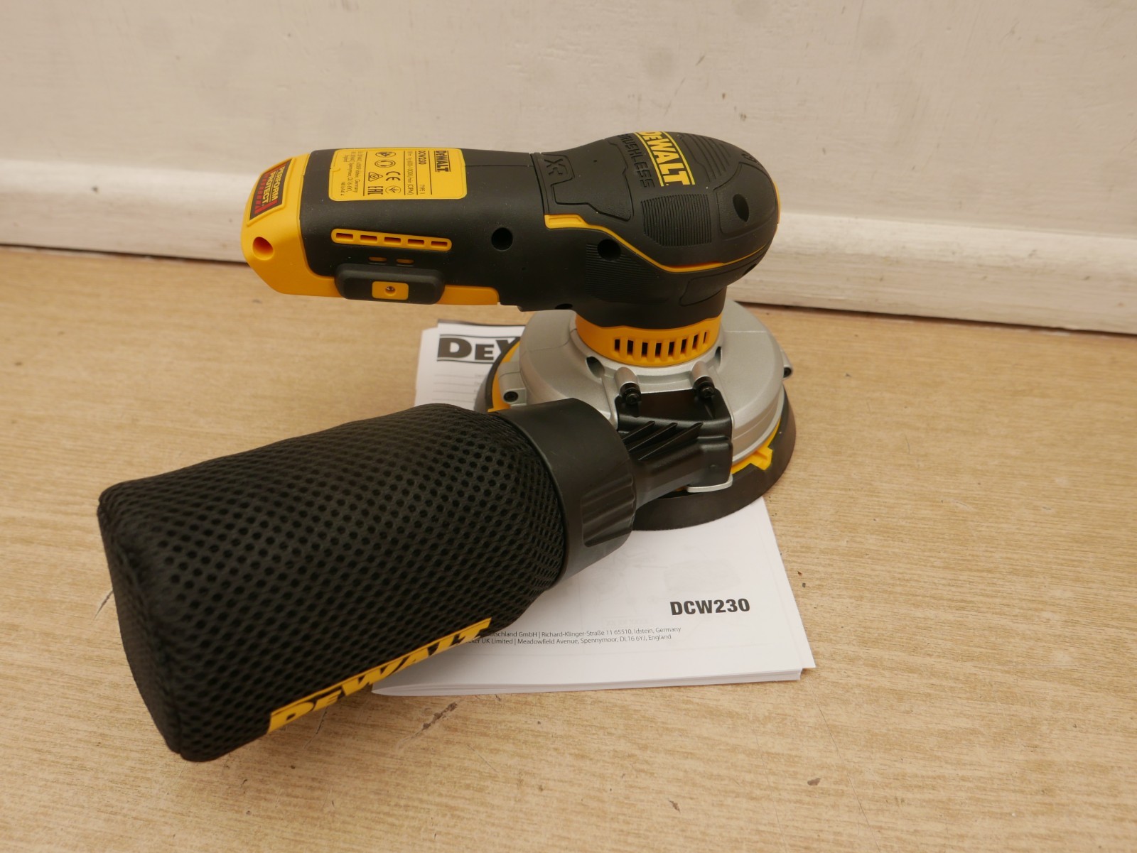 DeWALT DCW230 18v 150mm 6" random orbital sander bare unit + FREE sanding sheets 4