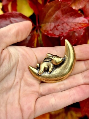 Verträumter schlafender Hase auf einem Mond massiv Messing Ornament Mondschein Hase Figur