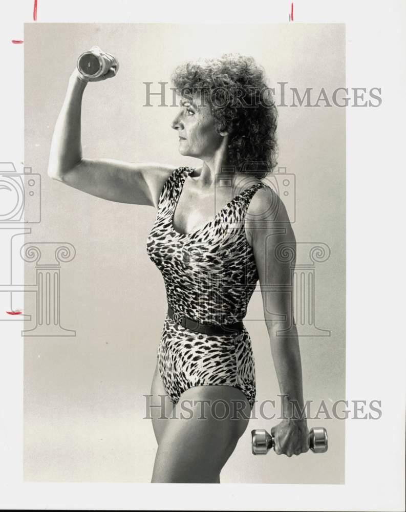 Foto de prensa 1984 experto en culturismo Doris Barrilleaux mancuernas de elevación