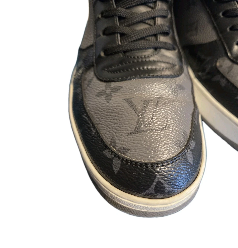 ZAPATILLAS BAJAS LOUIS VUITTON LV RIVOLI (UNISEX) EE. UU. PARA HOMBRE 9 EE. UU. MUJERES TALLA 10,5 Foto 3 de 4