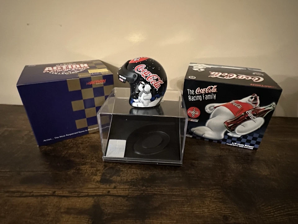 Casco de carreras NASCAR Dale Earnhardt Jr. Coca-Cola Polar Bear escala 1/4 Foto 2 de 4