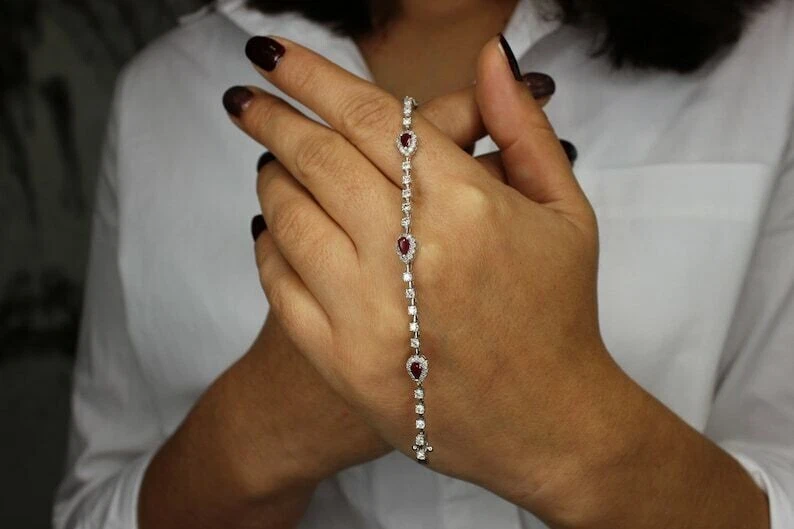 Brazalete de tenis de diamantes y rubí simulado corte pera de 2 quilates enchapado en oro blanco de 14 quilates Foto 4 de 4