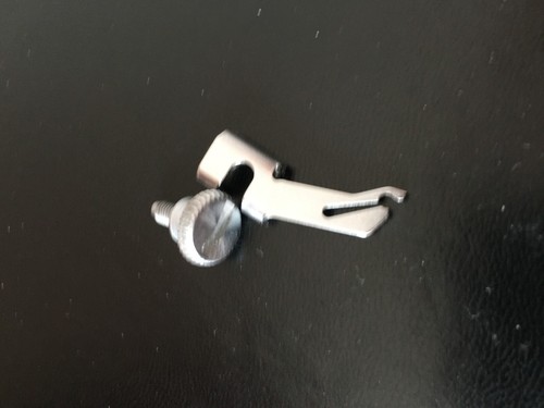 Singer Nähmaschine 700er Serie  Nähfußhalter + Schraube