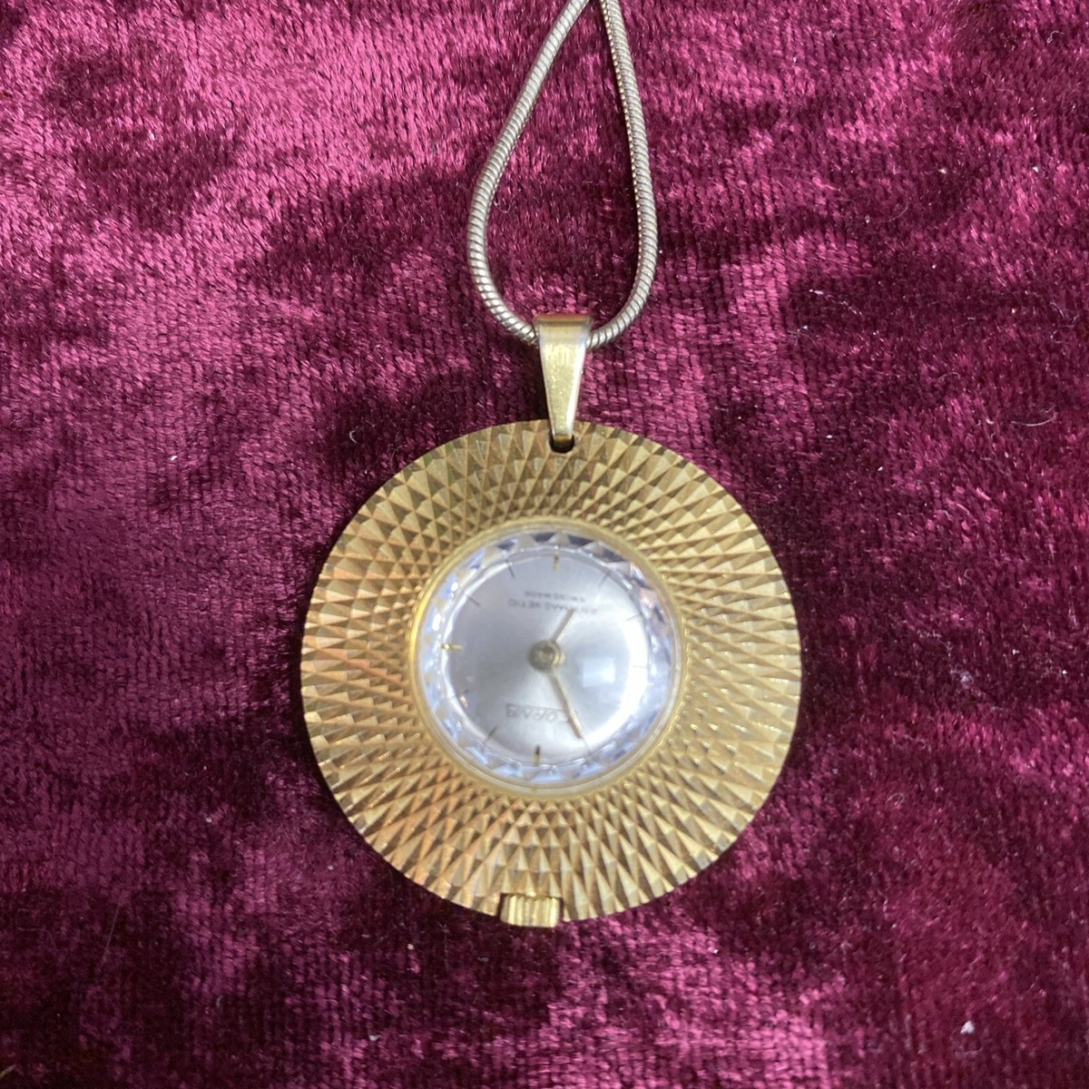 Pendentif Couple Vintage Sorna Avec Mécanisme à Remontage Manuel - Bijou Rétro Suisse