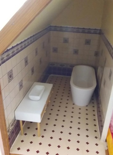 Miniature Dollhouse Accesaries White Modern Bathtub 1/12th Scale Miniature Size  - Picture 2 of 5